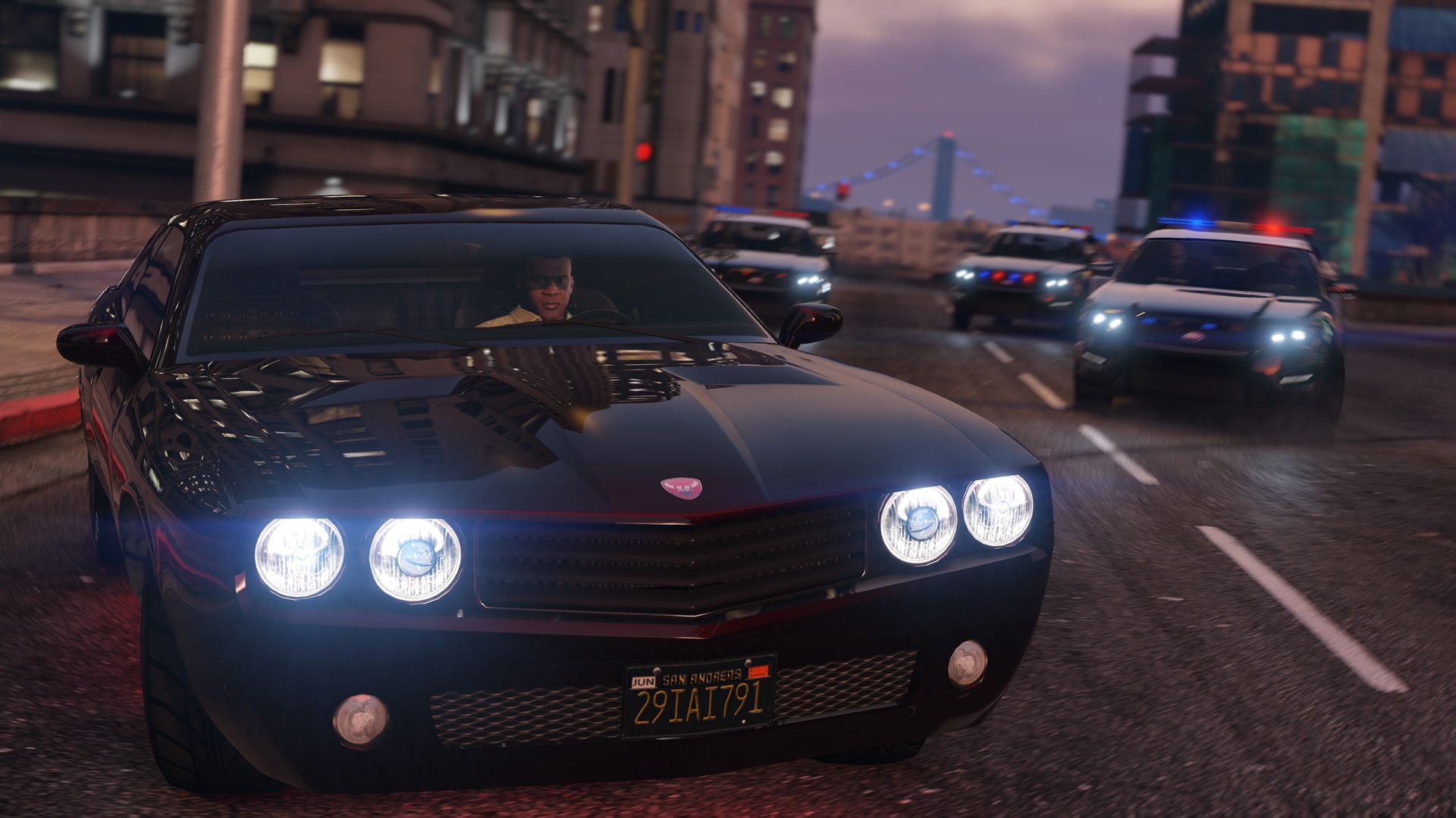 Screen z gry GTA V.  Franklin w samochodzie ścigany przez policję.