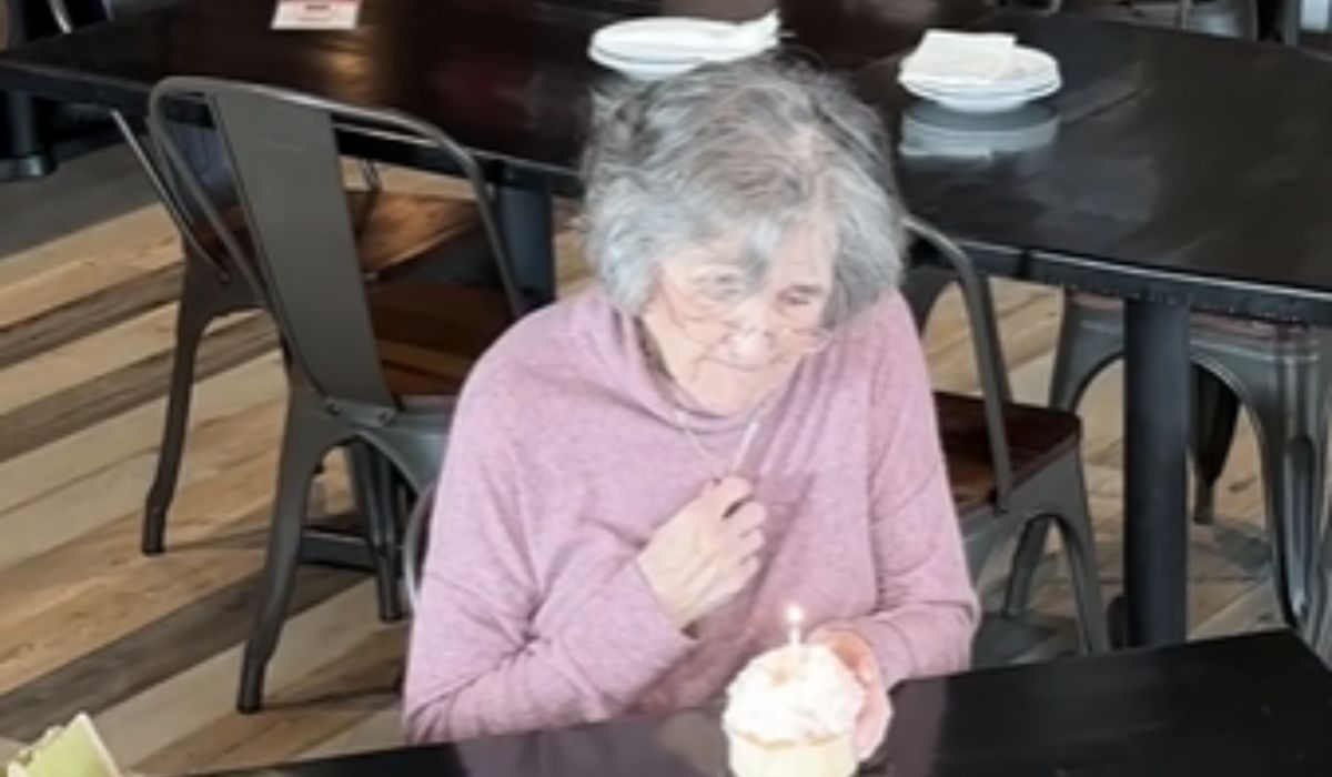 Staruszka przyszła do restauracji świętować urodziny zmarłego męża. Gest kelnerki dogłębnie ją poruszył
