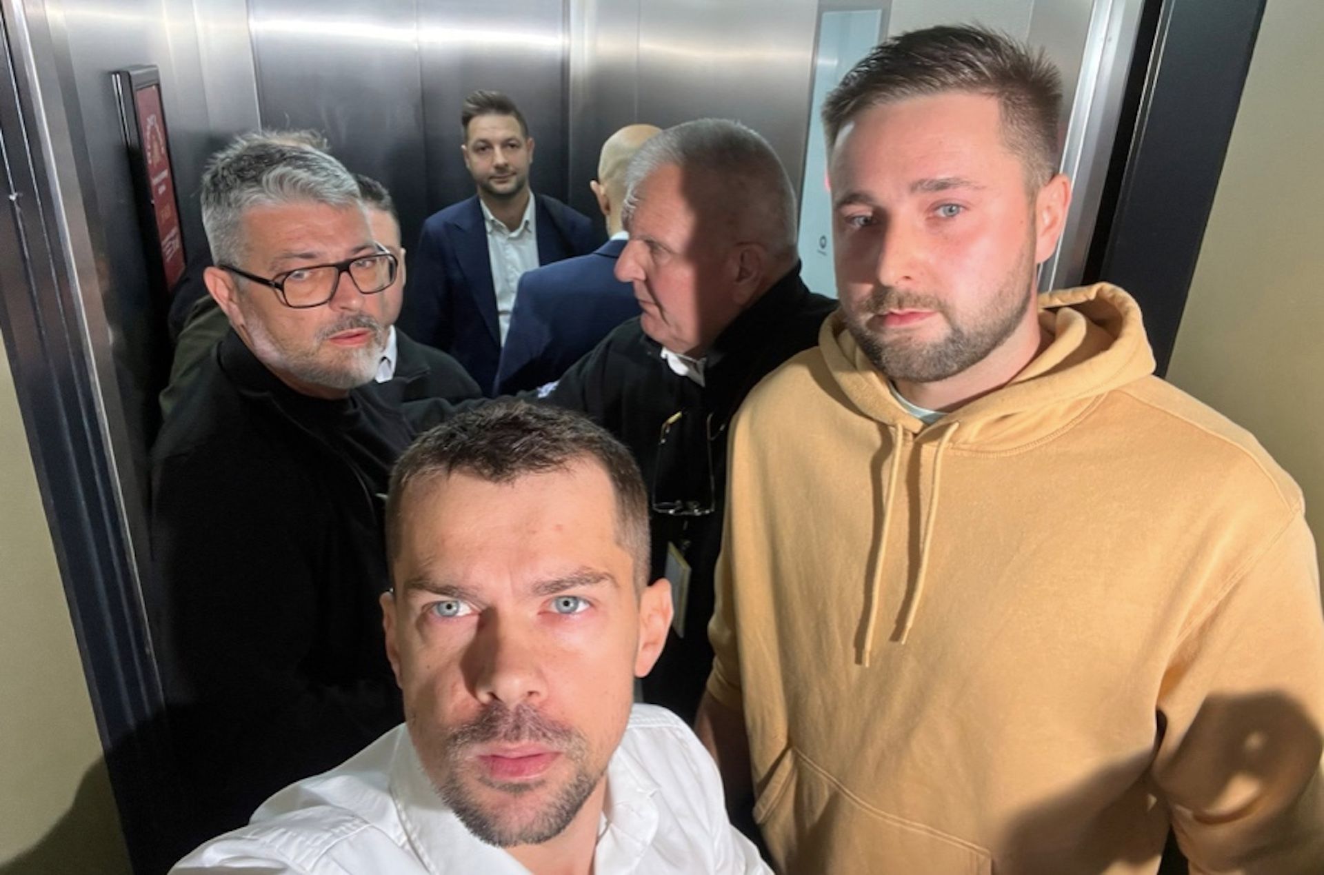 Patryk Jaki uwięziony w windzie, AgroUnia chciała dostać tylko jedną odpowiedź