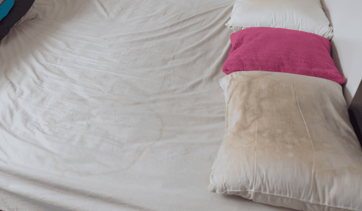 Jak usunąć żółte plamy z poduszki?