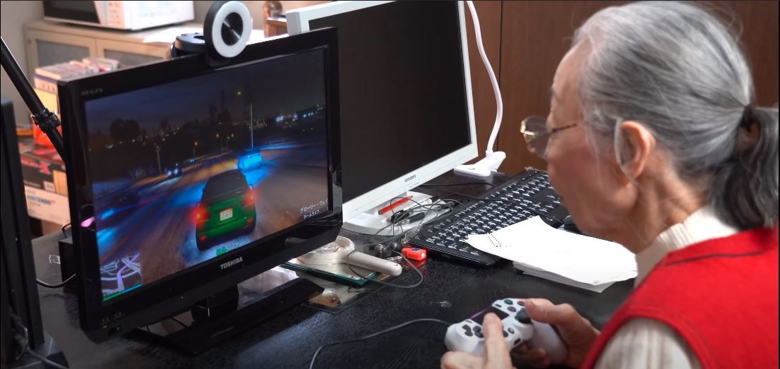Hamako Mori podczas streamowania GTA V. Japonka, Konsola, Play Station 4.