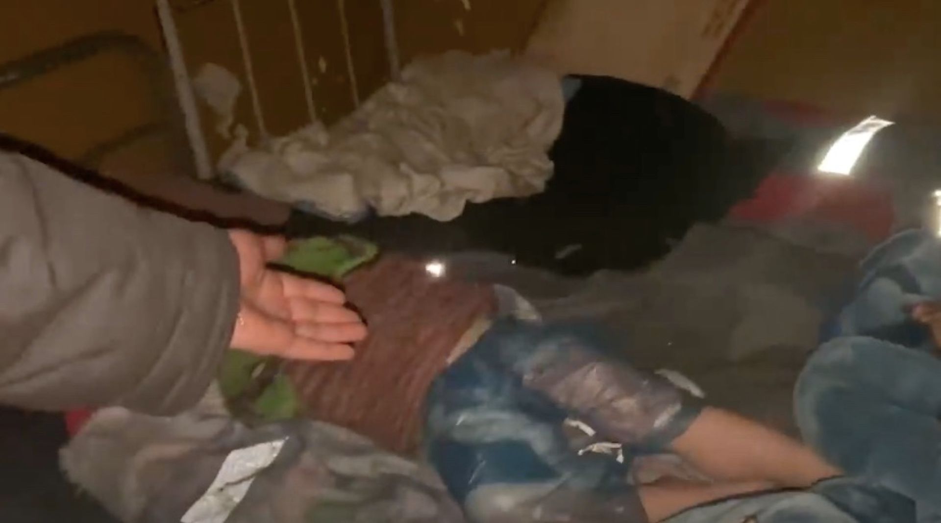 Dzieci chroniące się w podziemiach mariupolskiego Azowstalu zamiast pieluszek noszą worki na śmieci