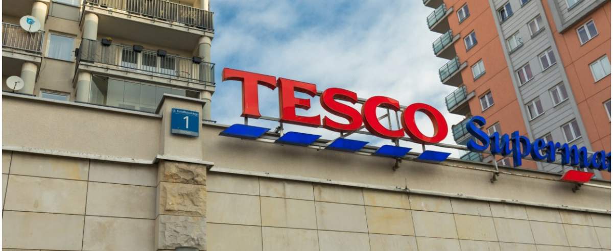 fot: Arkadiusz Ziolek/ East News. n/z Logo sieci handlowej Tesco.