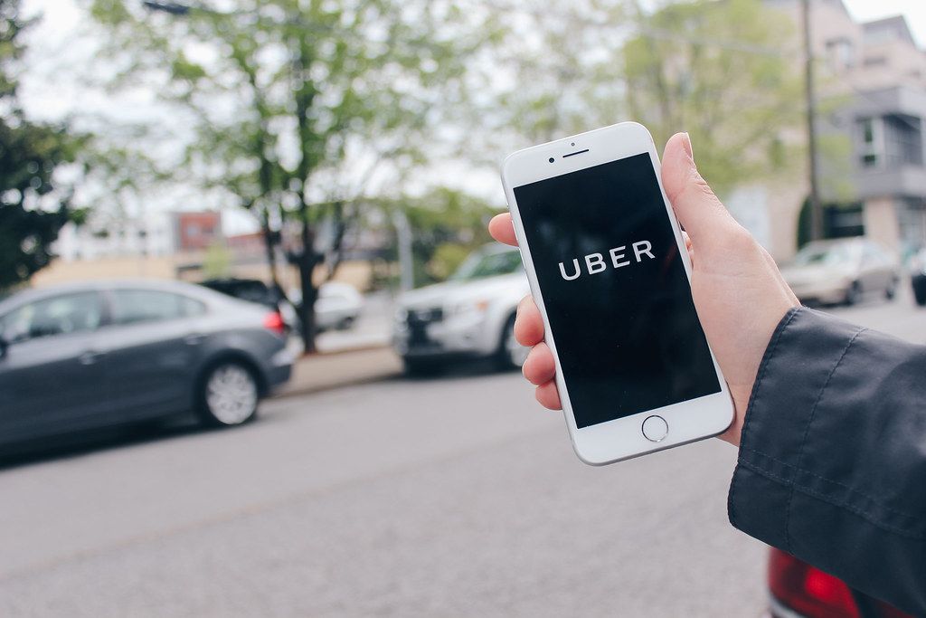 Smartfon z włączoną aplikacją Ubera.