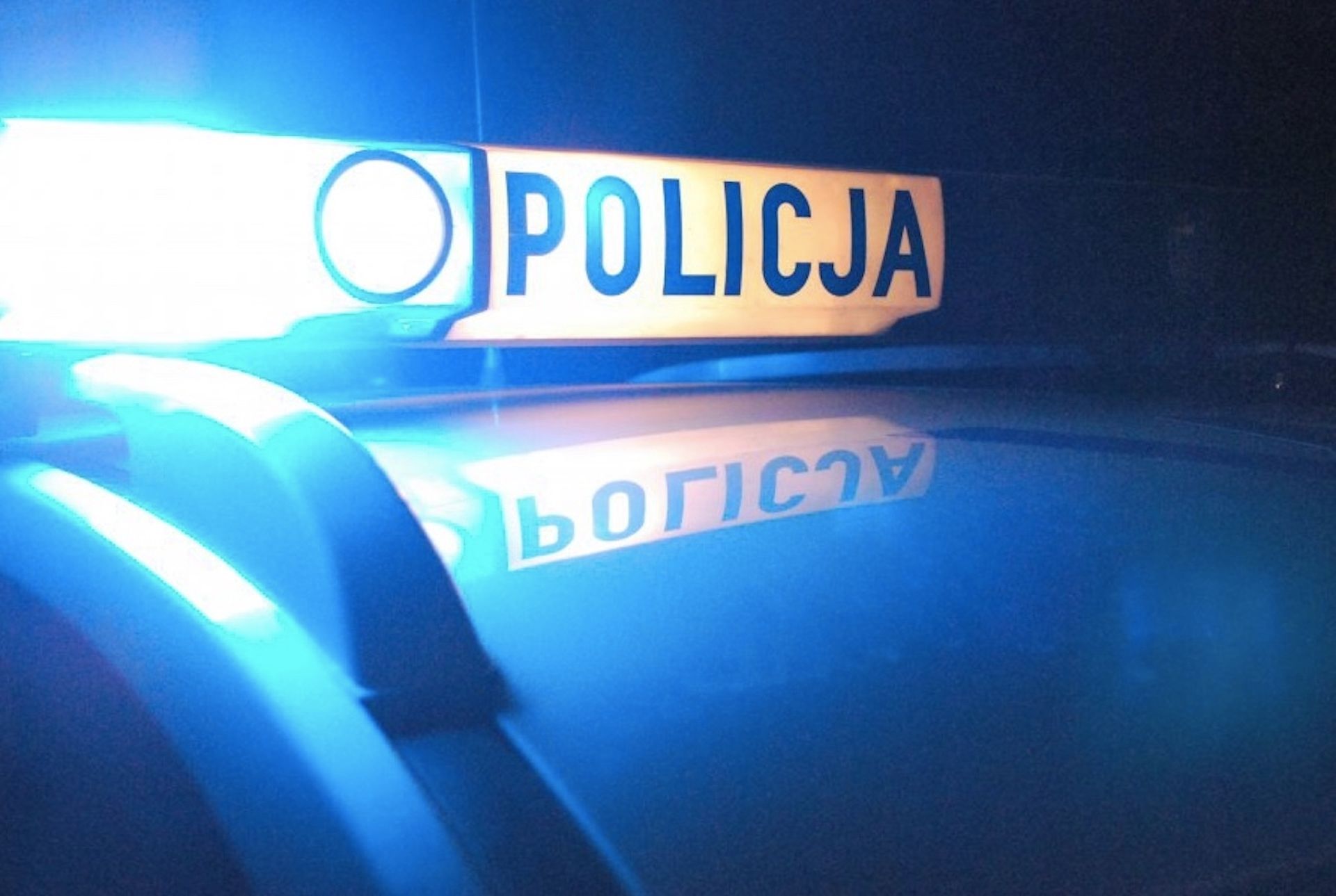 Pijany mężczyzna wsiadł do samochodu z 6-letnią córką i rozbił się na przydrożnej latarni.