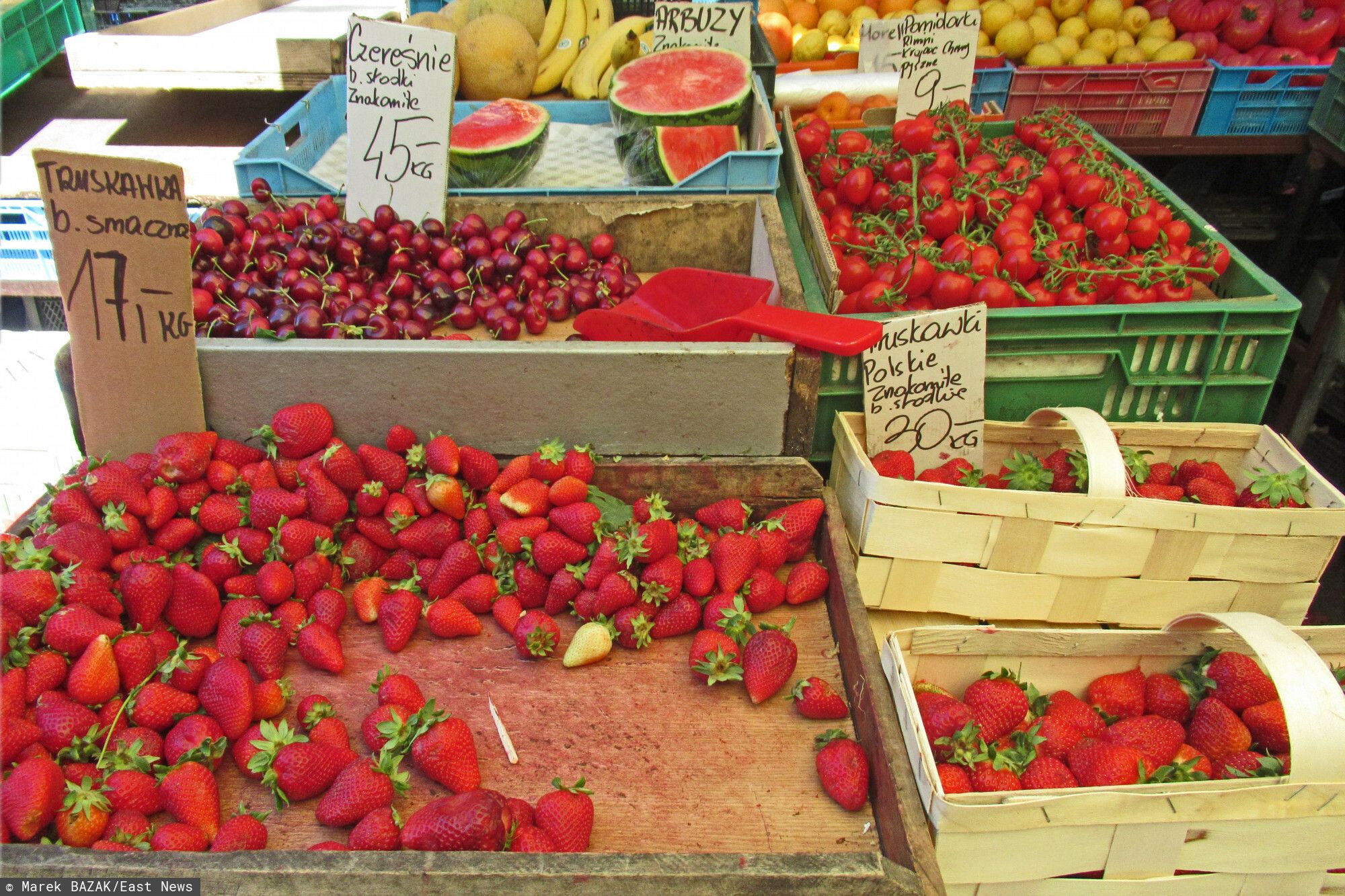 PHOTO: ZOFIA I MAREK BAZAK / EAST NEWS Warszawa N/Z Wiosenne zakupy na stolecznym bazarze, warzywa i owoce prosto od rolnika, z wlasnego gospodarstwa, nowalijki - truskawki, czeresnie