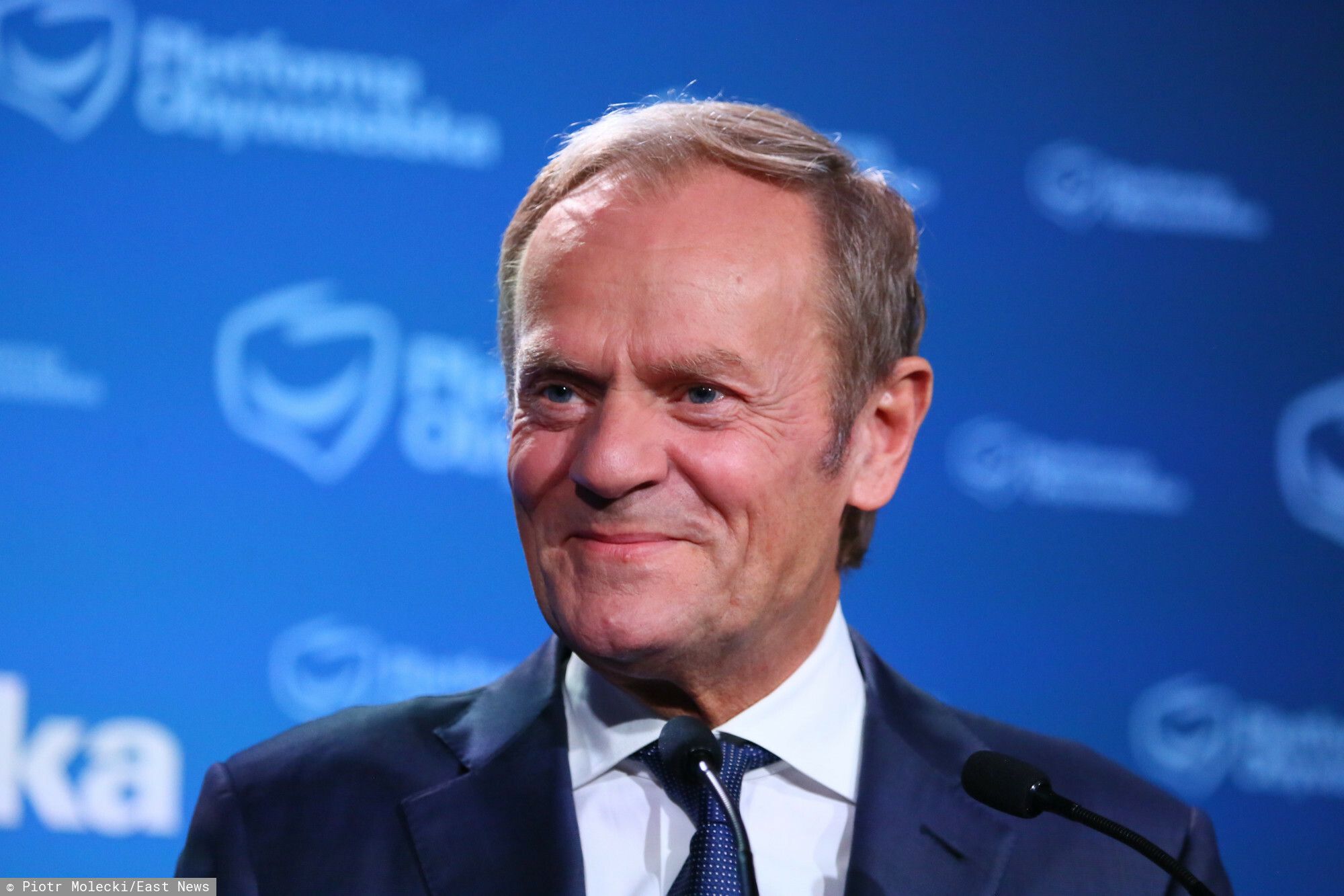 Donald Tusk popisał się niemałą krzepą podczas niesienia świątecznej choinki.