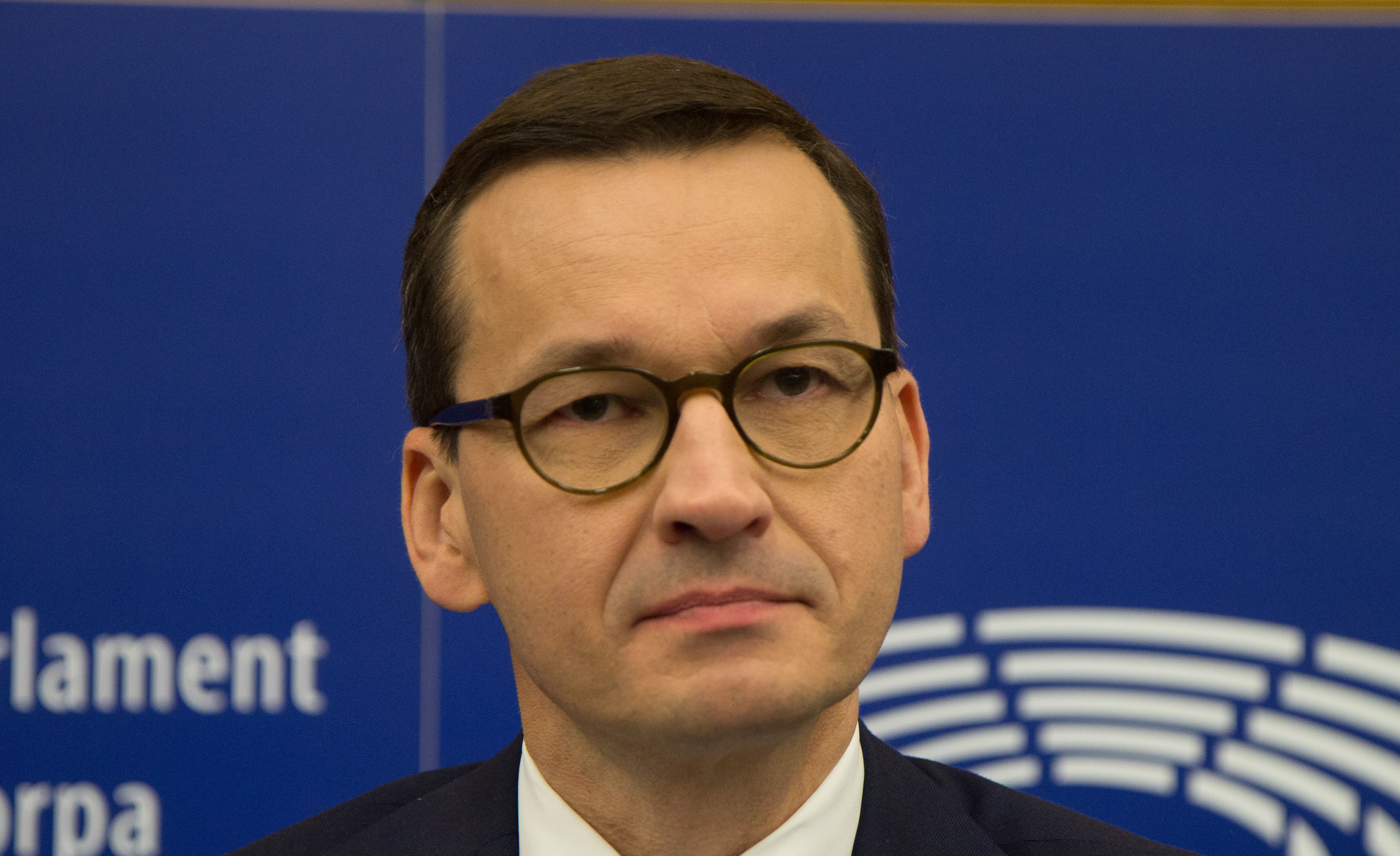 W niedzielnym podcascie Mateusz Morawiecki nie szczędził gorzkich słów Jerzemu Urbanowi , Bronisławowi Komorowskiemu oraz Radosławowi Sikorskiemu.