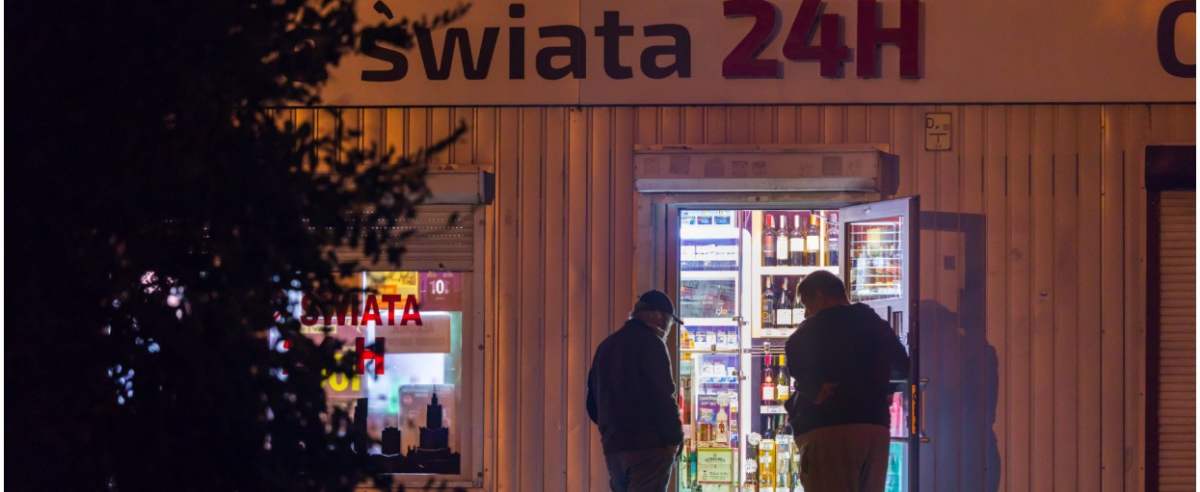 fot: Arkadiusz Ziolek/ East News. Warszawa. 03.11.2019. n/z Sklep nocny.