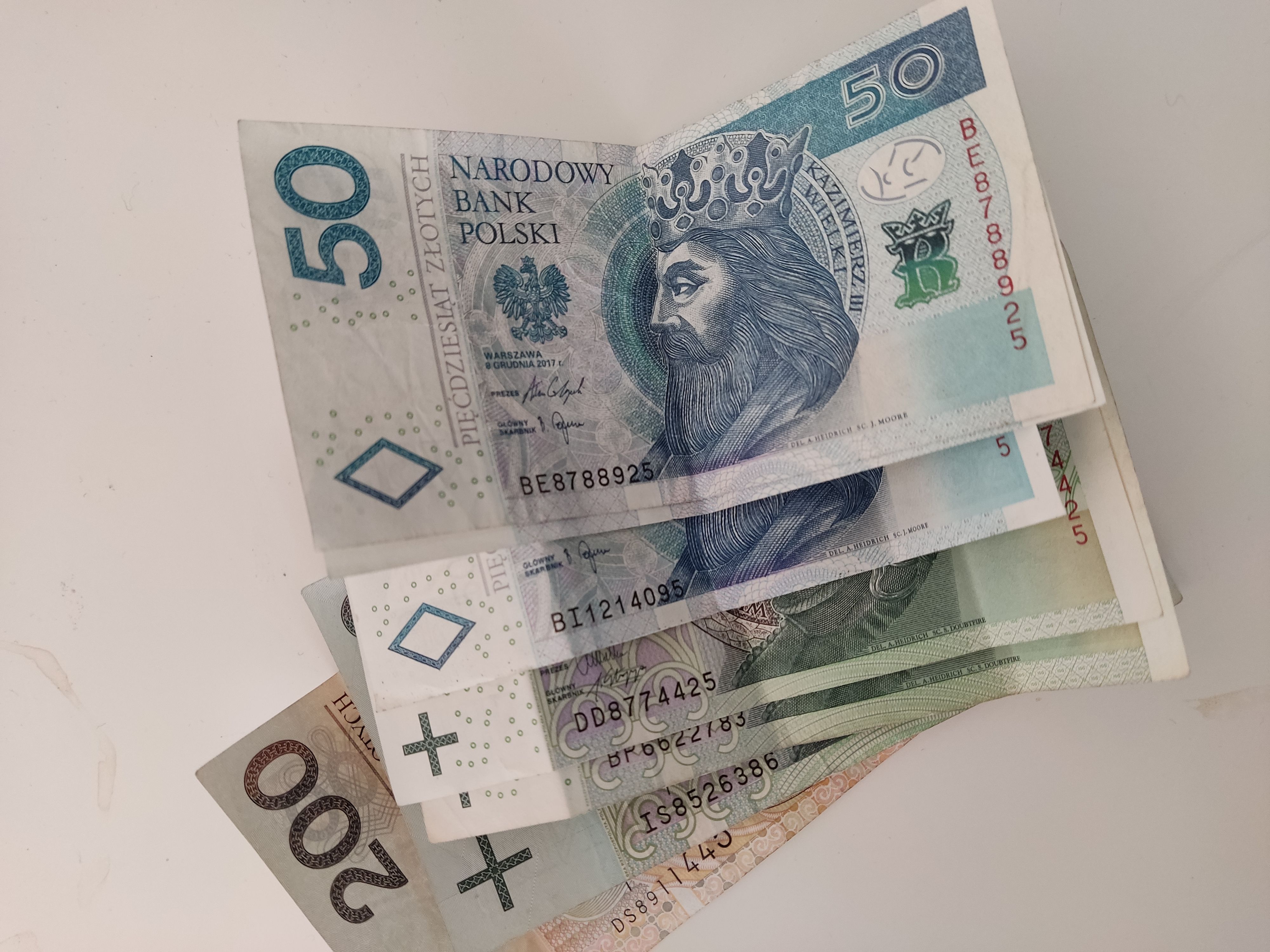 pieniądze-banknoty-złotówki-biznesinfo