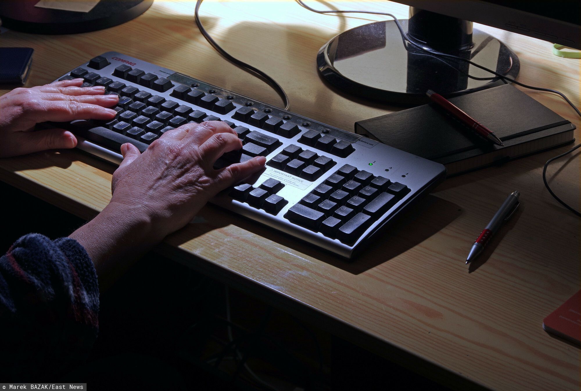 PHOTO: ZOFIA I MAREK BAZAK / EAST NEWS N/Z Dlonie na klawiaturze komputera, cyberprzestepczosc