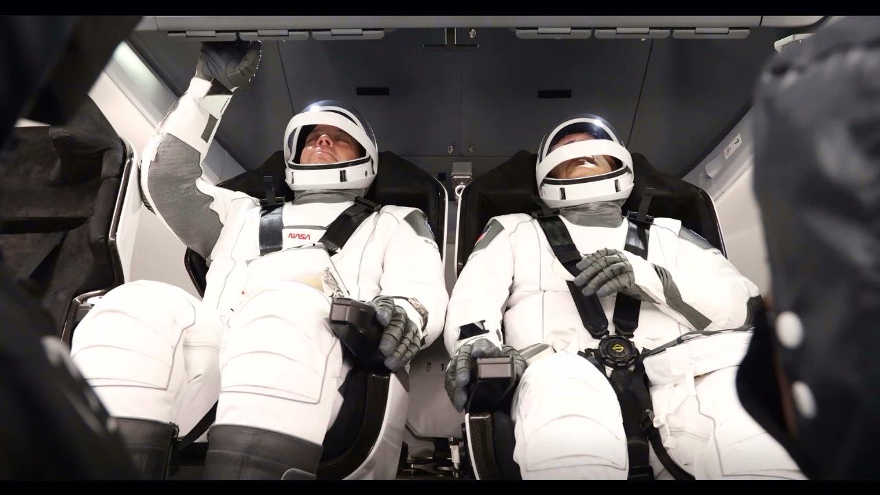 Załoga Crew Dragon w statku kosmicznym