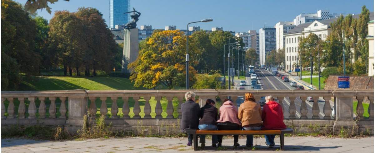 fot: Arkadiusz Ziolek/ East News. Warszawa Trasa WZ 24.09.2016. n/z Kobiety debatujace na lawce.