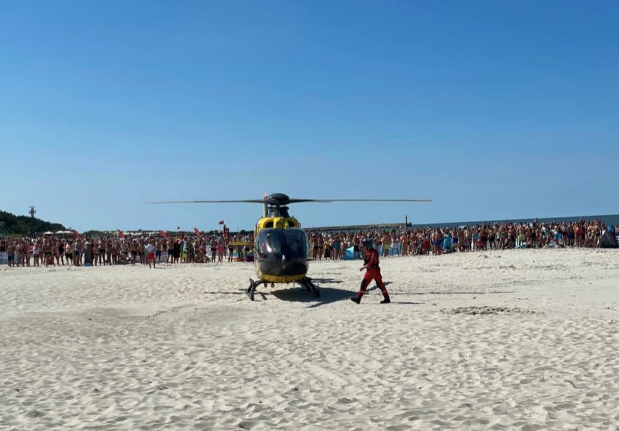 Akcja ratownicza na plaży w Łebie, mężczyzna znaleziony na głębokości 5 metrów