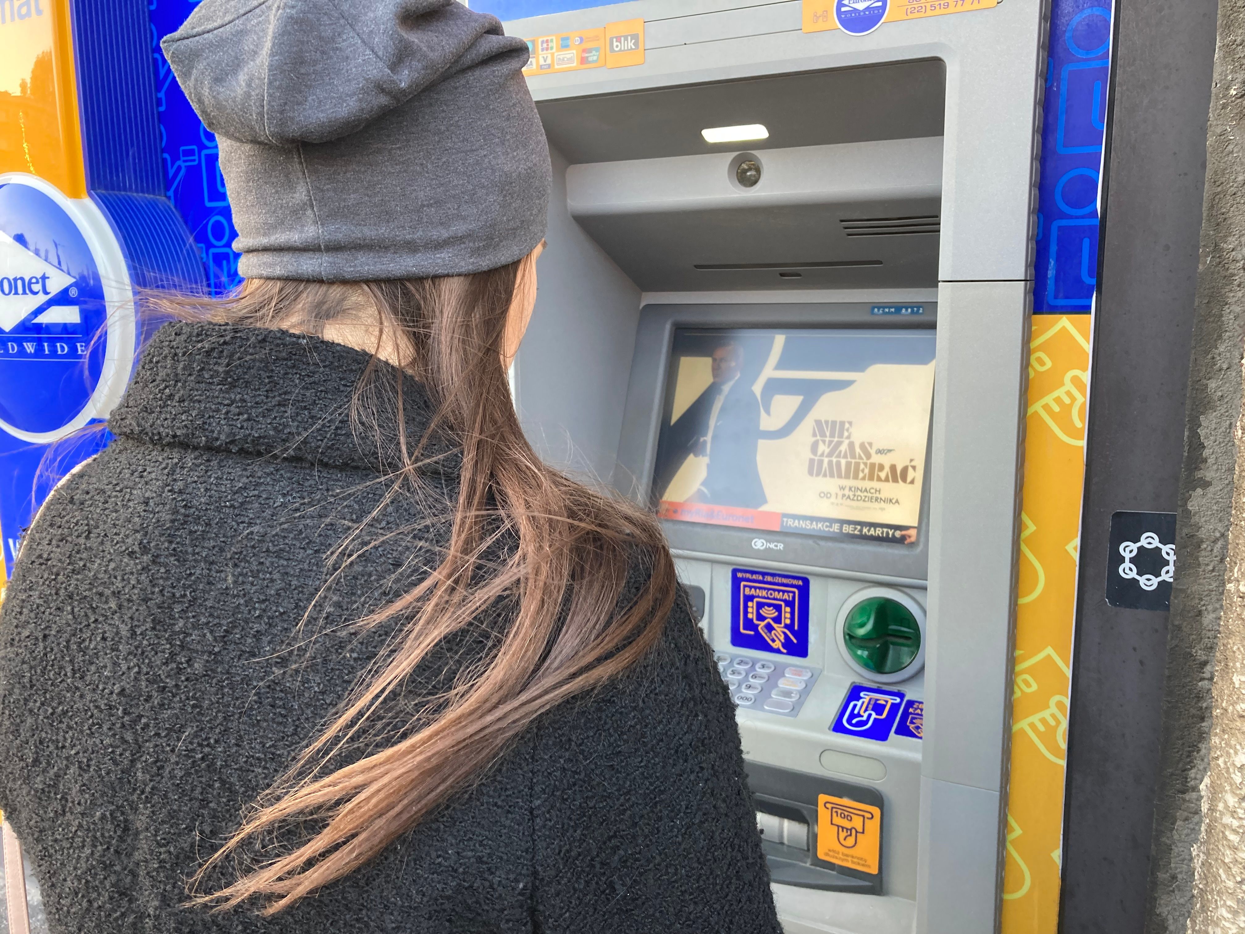 bankomat-kobieta-wypłata pieniędzy-euronet-biznesinfo