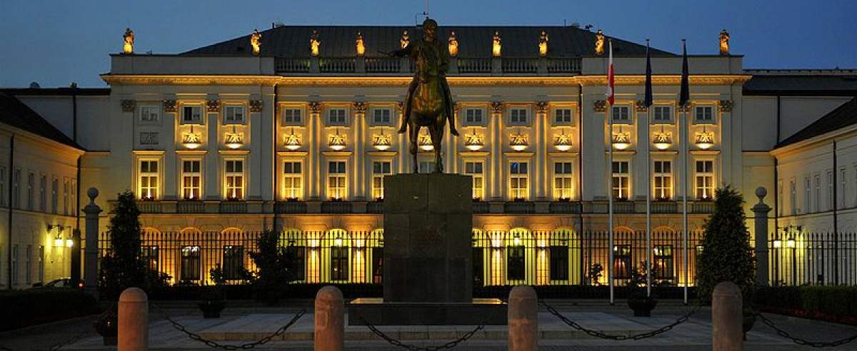 Wieczorna iluminacja Pałacu Prezydenckiego w Warszawie, https://commons.wikimedia.org/wiki/Commons:GNU_Free_Documentation_License,_version_1.2