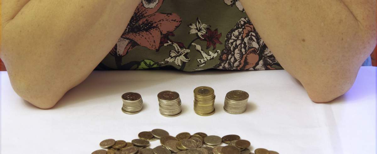 PHOTO: ZOFIA I MAREK BAZAK / EAST NEWS Sytuacja finansowa osob starszych, problemy finansowe seniorow, oszczedzanie, liczenie domowego budzetu