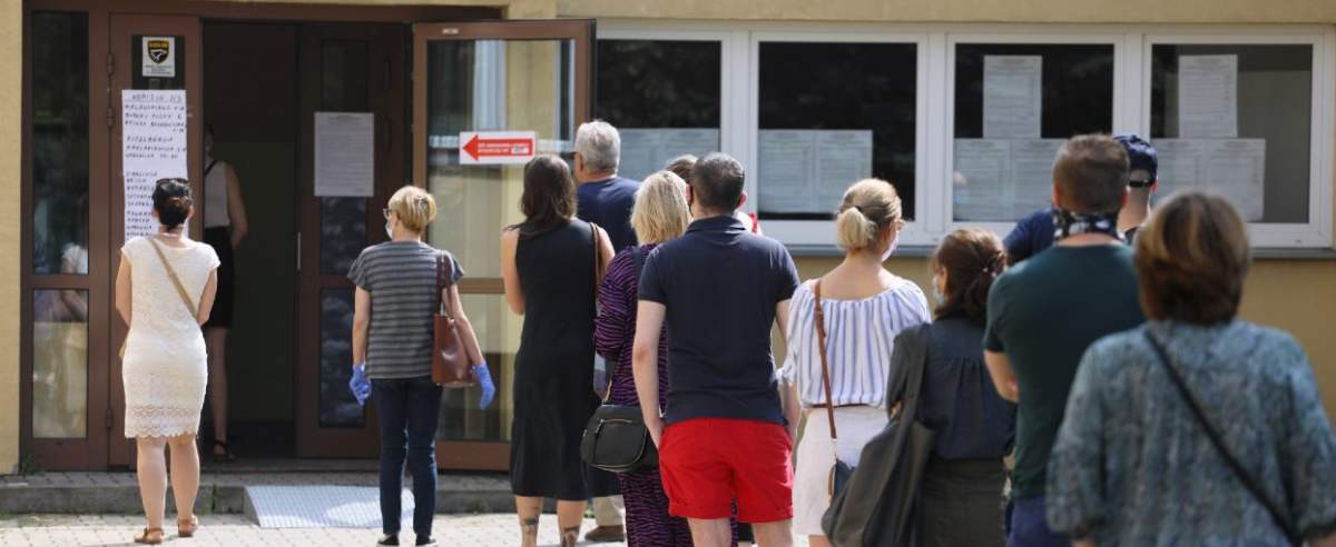 Fot. Jakub Kaminski/East News, 28.06.2020. Wybory prezydenckie - pierwsza tura. Kolejka do obwodowej komisji wyborczej.
