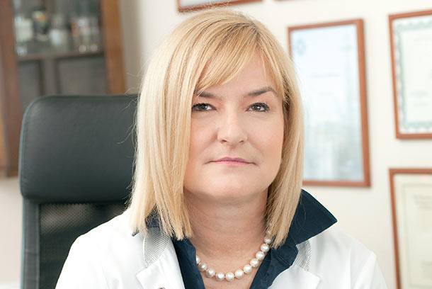 Dr n. med. Ewa Chlebus, dermatolog z wieloletnim doświadczeniem, szefowa kliniki Nova Derm w Warszawie