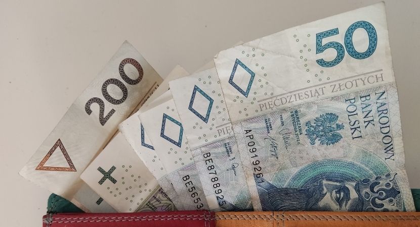 Komu przysługuje 250 zł dodatku do emerytury?