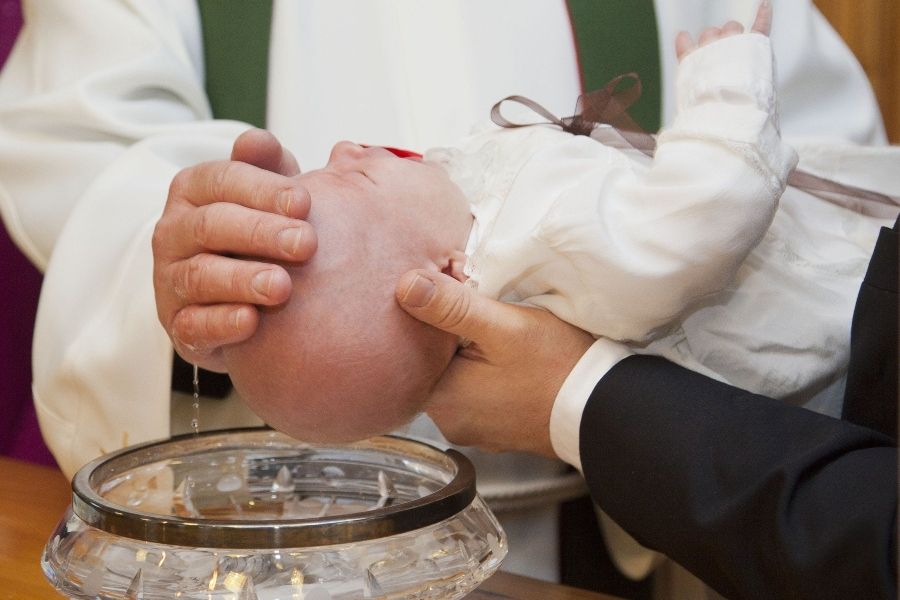 Duchowny przypomniał, kto może zostać rodzicem chrzestnym. Surowe wymagania wywołały gorąca dyskusję wśród internautów