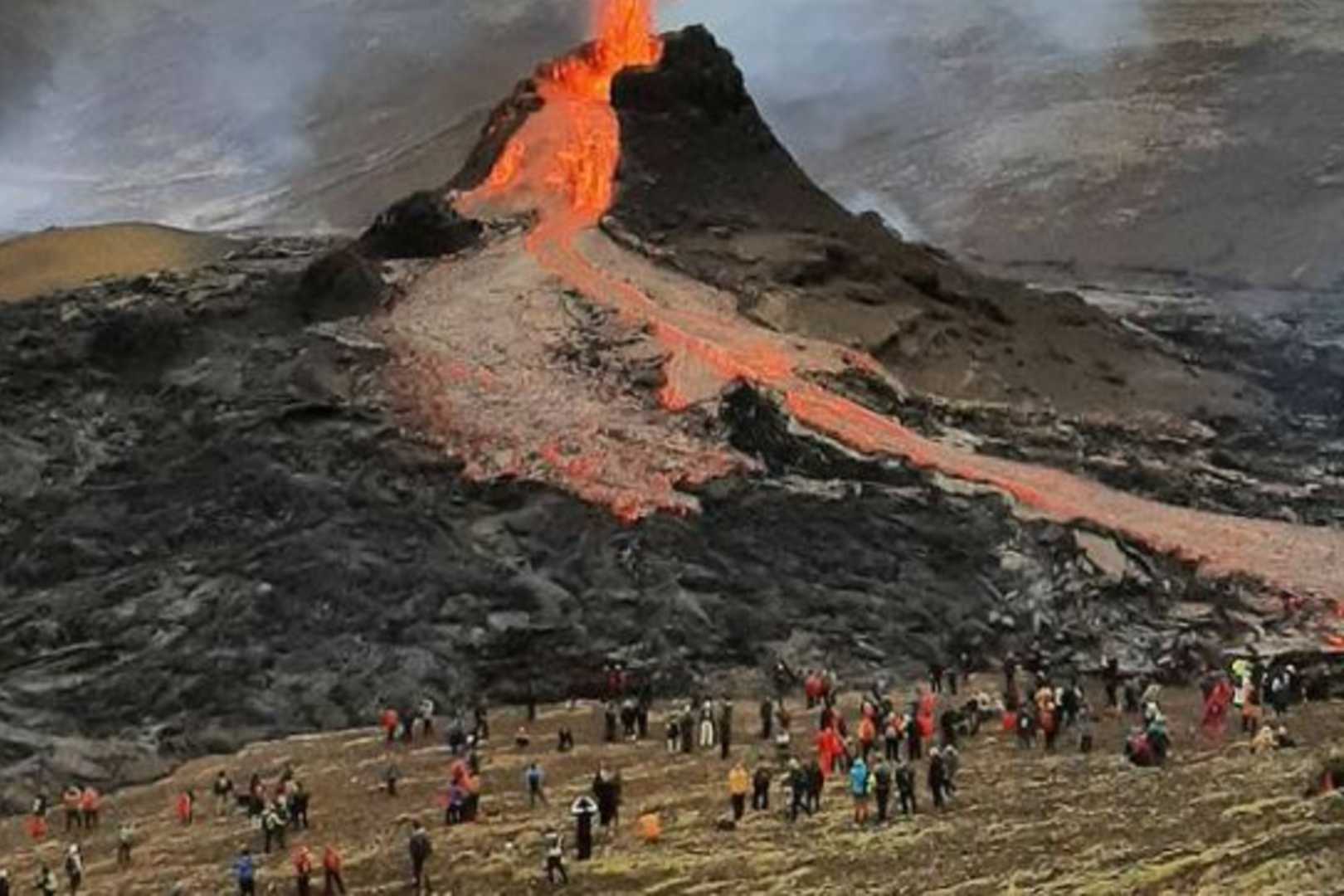wulkan na Islandii oblegany przez turystów