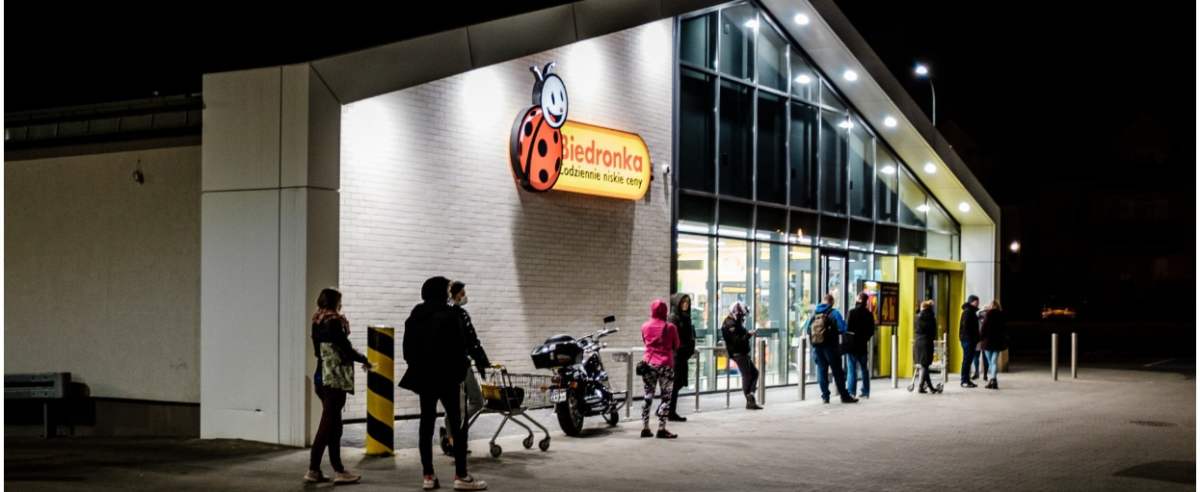PHOTO MARCIN GADOMSKI / SUPER EXPRESS GDANSK N/Z PRZEDWIATEVZNE KOLEJKI W NOCY PRZED SKLEPAMI Z POWODU PANDEMII KORONAWIRUSA OGRANICZONO ILOSC OSOB KTORZY MOGA JEDNOCZESNIE PRZEBYWAC NA TERENIE SKLEPOW CO SPOWODOWALO KOLEJKI 10/04/2020 KORONAWIRUS ZARAZA 