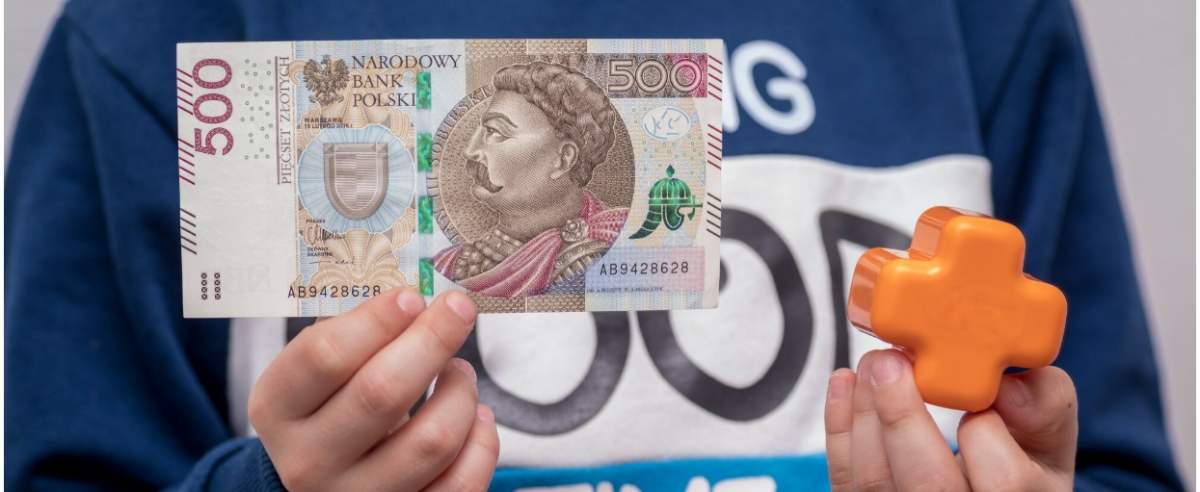 fot: Arkadiusz Ziolek/ East News. 10.11.2019. n/z Dziecko trzyma banknot 500 zl.