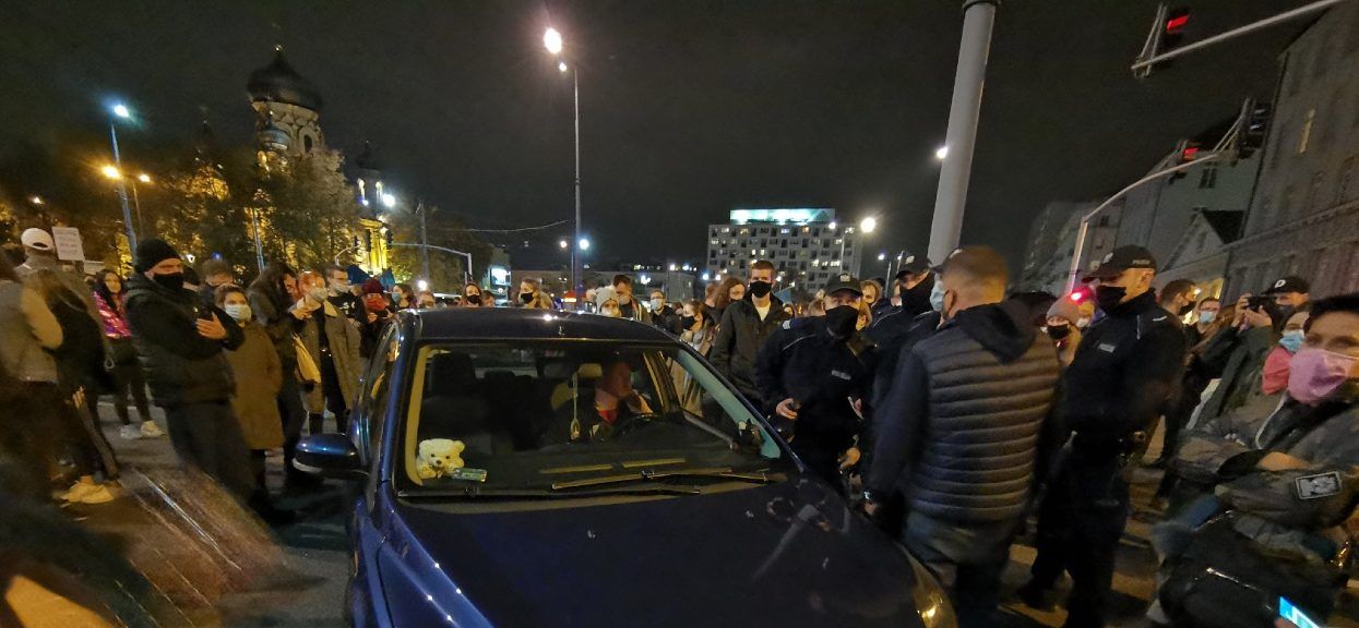 Samochód wjechał w tłum demonstrantów przy Dworcu Wileńskim