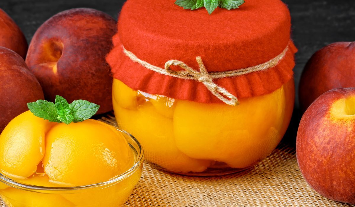 Babcia Ewa zdradziła sposób na domowe brzoskwinie w syropie. Robi je z