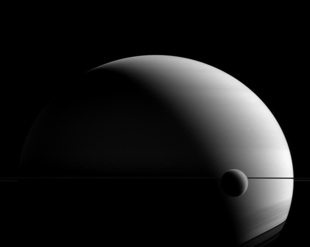 Saturn i jego księżyc NASA