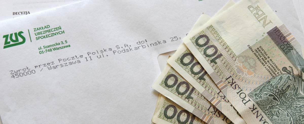 PHOTO: ZOFIA I MAREK BAZAK / EAST NEWS Pismo z ZUS-u i banknoty