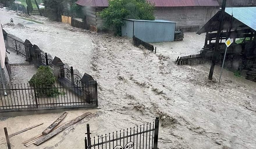 Po gwałtownej ulewie mieszkańcy powiatów nowotarskiego i tatrzańskiego zmagają się z powodzią. 