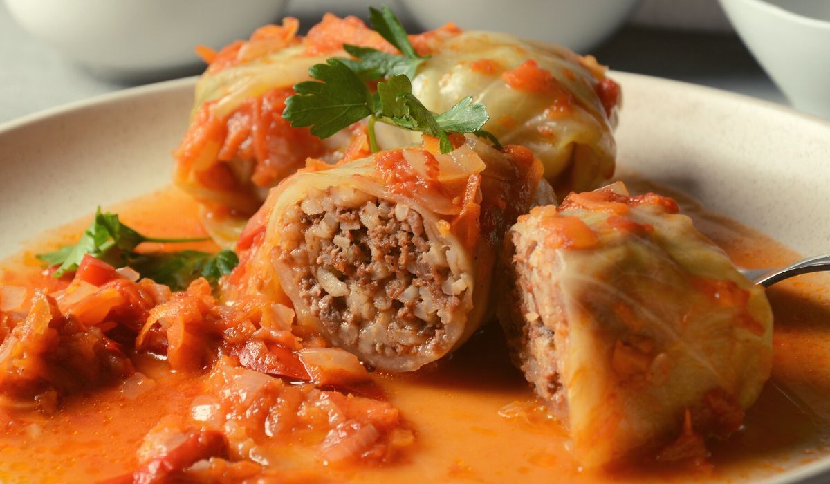 Dlaczego warto dodać jajko do farszu na gołąbki? Korzyści nie mieszczą się w głowie