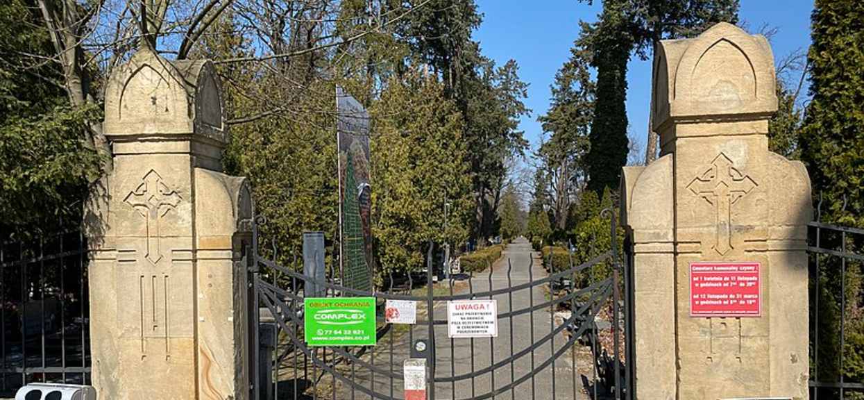 Narodowa kwarantanna podczas pandemii COVID-19 we Wrocławiu. Zamknięta brama cmentarza osobowickiego.