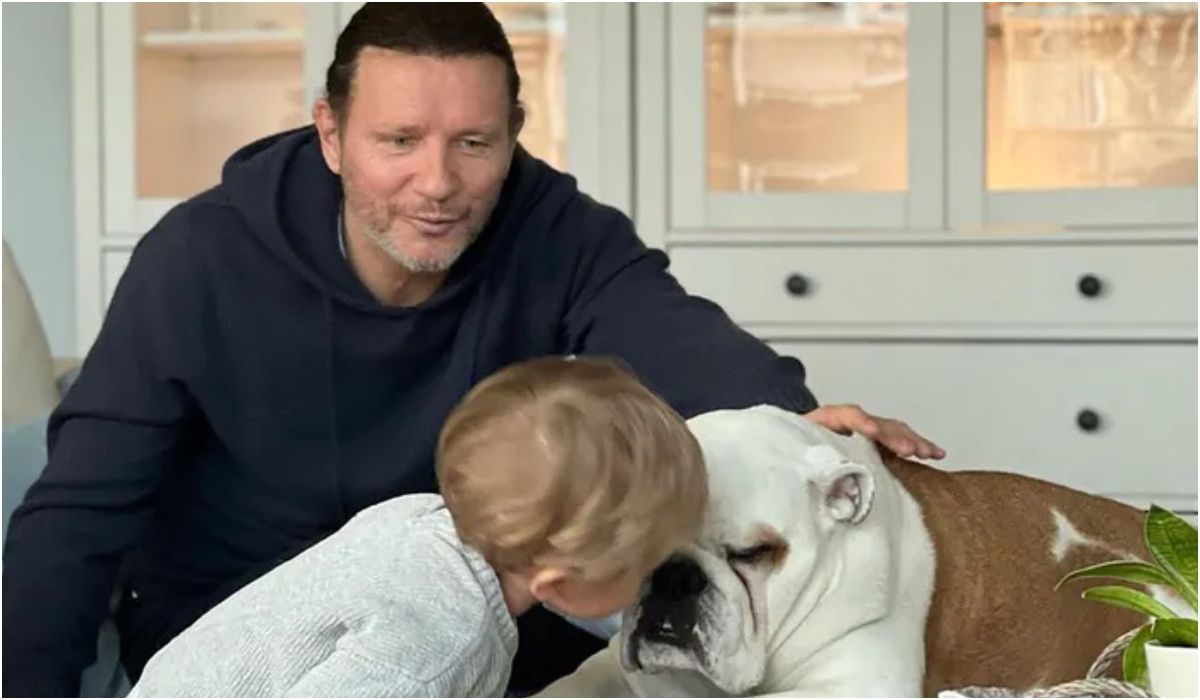 Radosław Majdan z synem i psem