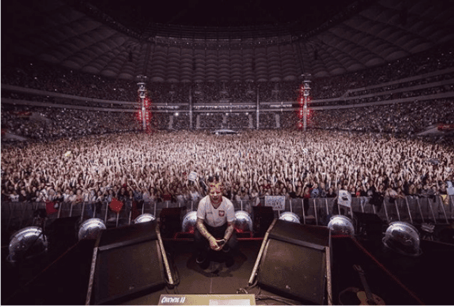 Ed Sheeran w polskiej koszulce podczas koncertu