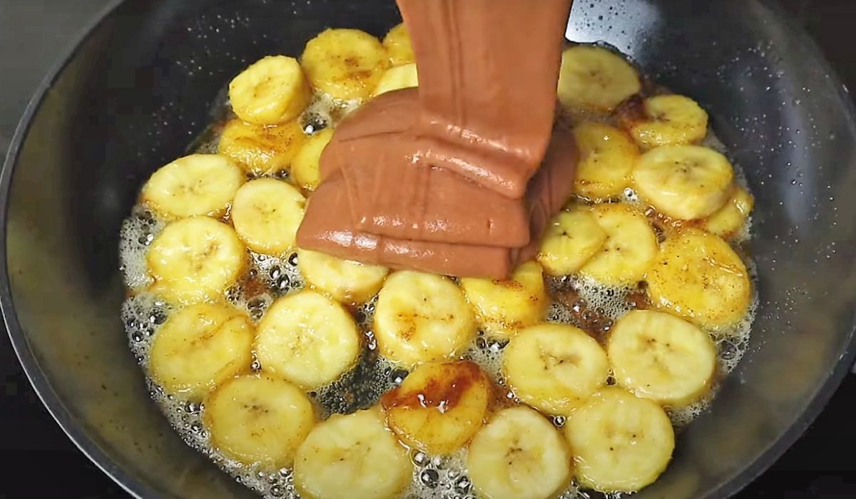Usmaż banany na patelni i zalej gęstą masą. Najlepsze ciasto zrobisz bez piekarnika