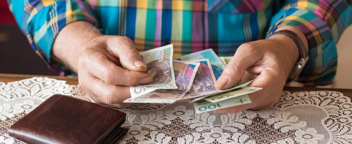 fot: Arkadiusz Ziolek/ East News. 01.01.2020. n/z Emeryt liczy pieniadze.