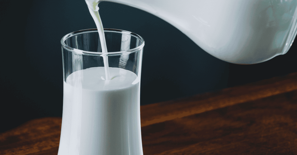 picie mleka naprawdę powoduje trądzik