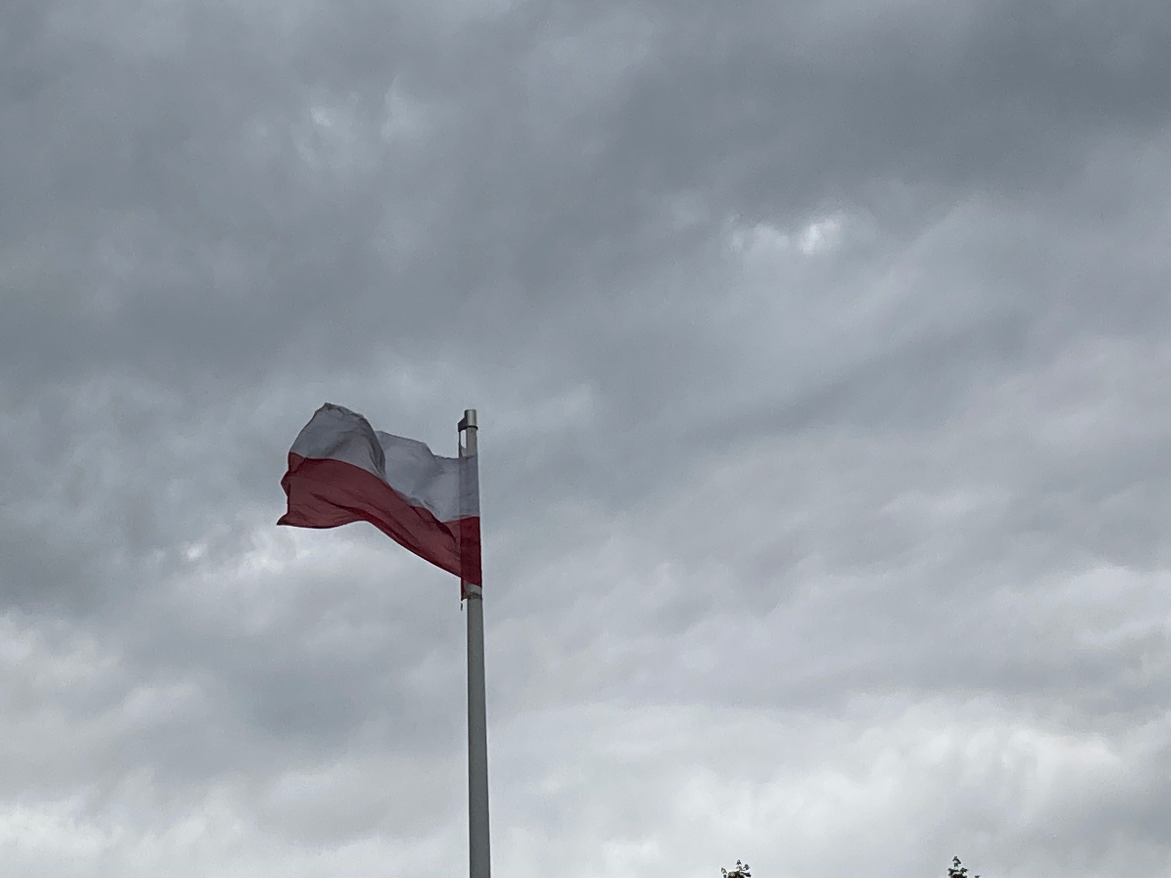 flaga Polska-wiatr-chmury-biznesinfo (2)