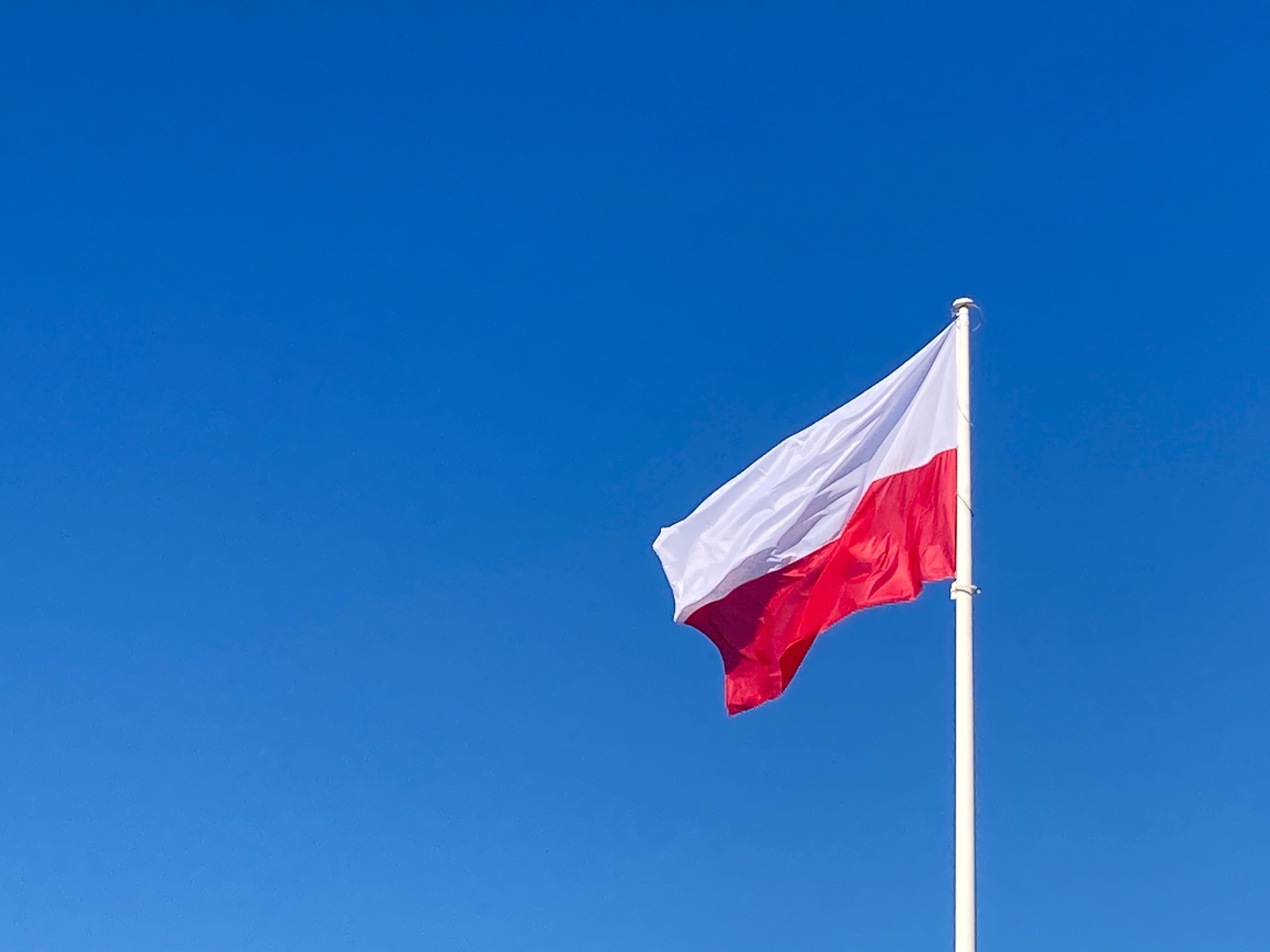 flaga Polski-Polska-niebo-biznesinfo (1)