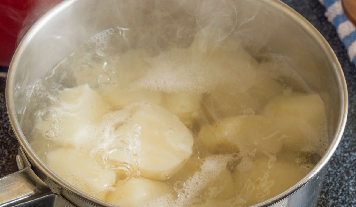 gotujące się ziemniaki